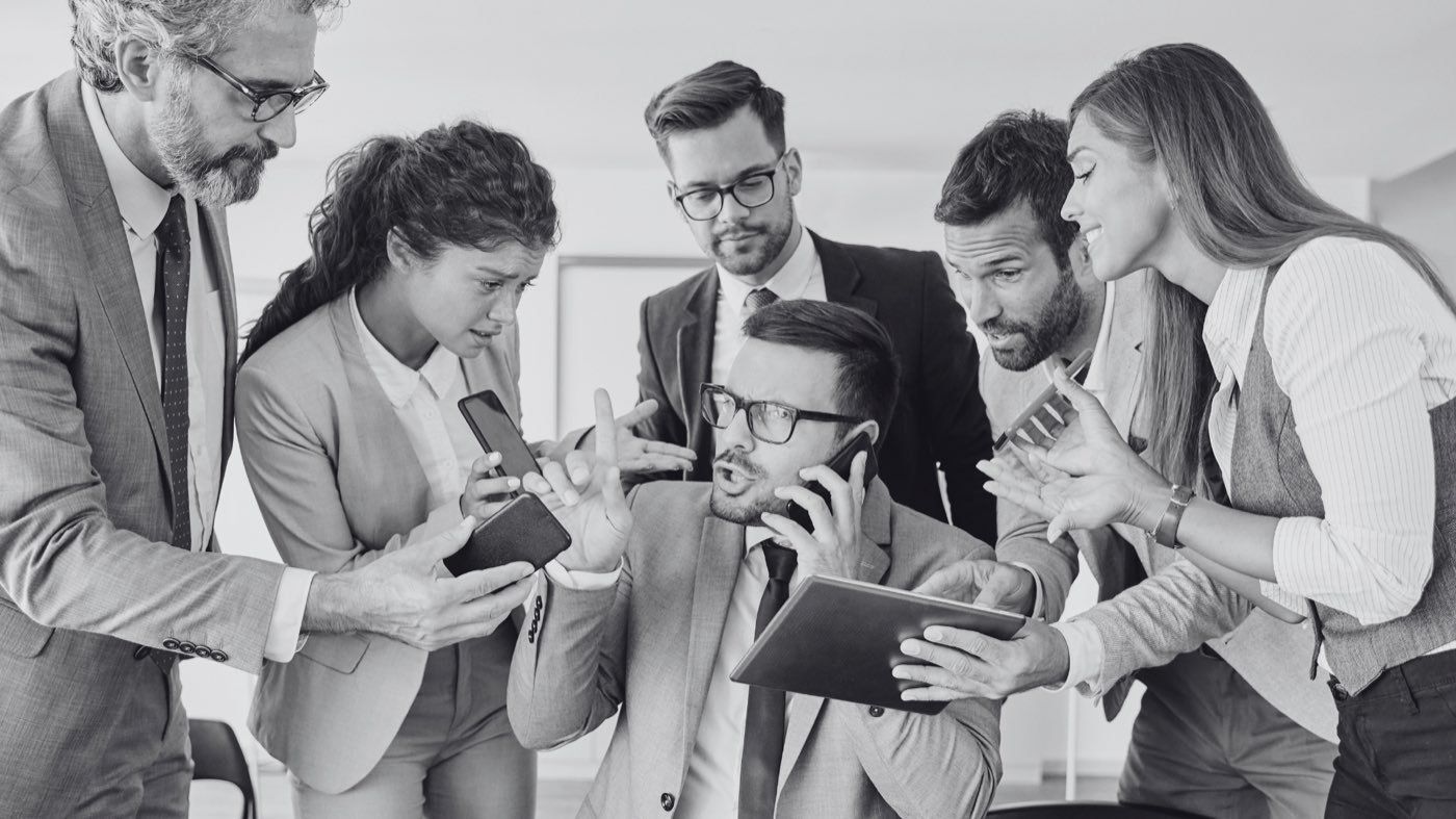 Equipo de trabajo saturado pidiendo respuestas al dueño